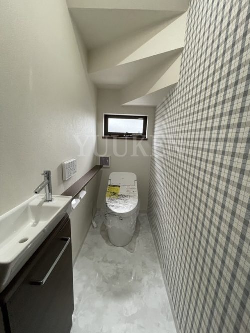 白を基調としたトイレは、インテリア次第でどんな空間になるかワクワクしますね♪(内装)